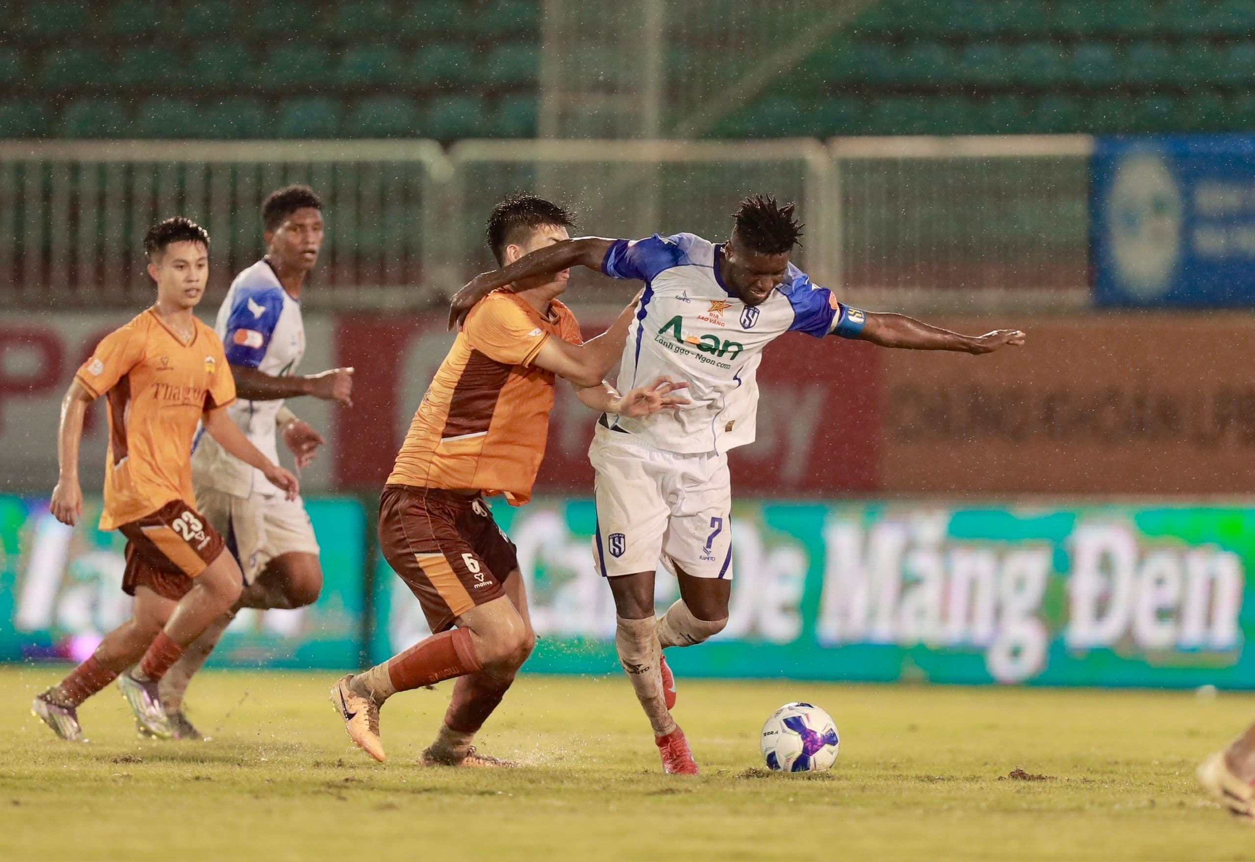 Cầu thủ SLNA và đối thủ CAHN tranh chấp bóng quyết liệt trên sân trong trận đấu