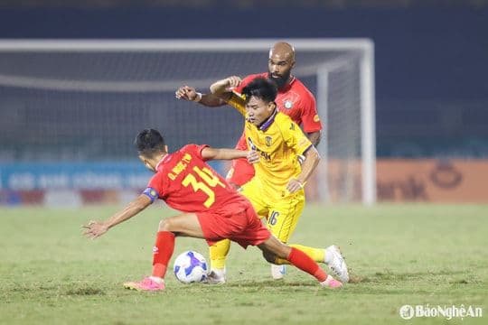 Cầu thủ Sông Lam Nghệ An đối đầu với đối thủ trong cuộc chiến chiến thuật