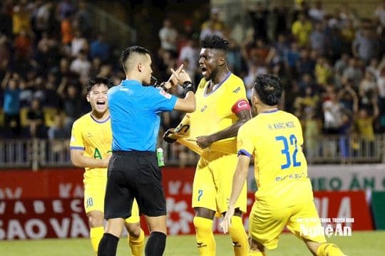 Cầu thủ Sông Lam Nghệ An phản ứng sau khi trọng tài khước từ bàn thắng hợp lệ, thể hiện ý chí chiến đấu không ngừng.