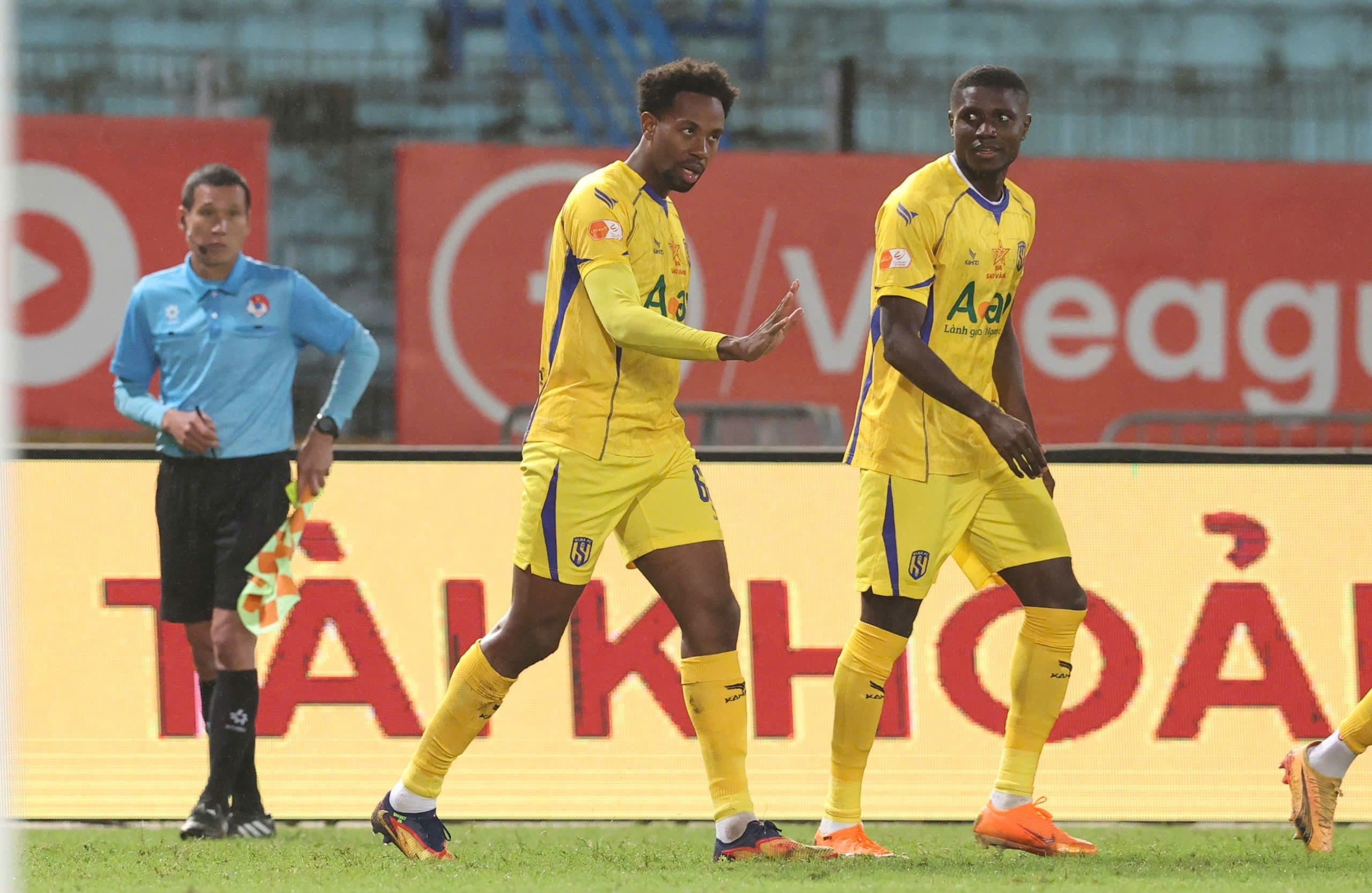 Cầu thủ Sông Lam Nghệ An trên sân khách, đối mặt với áp lực và nỗi lo về phong độ.