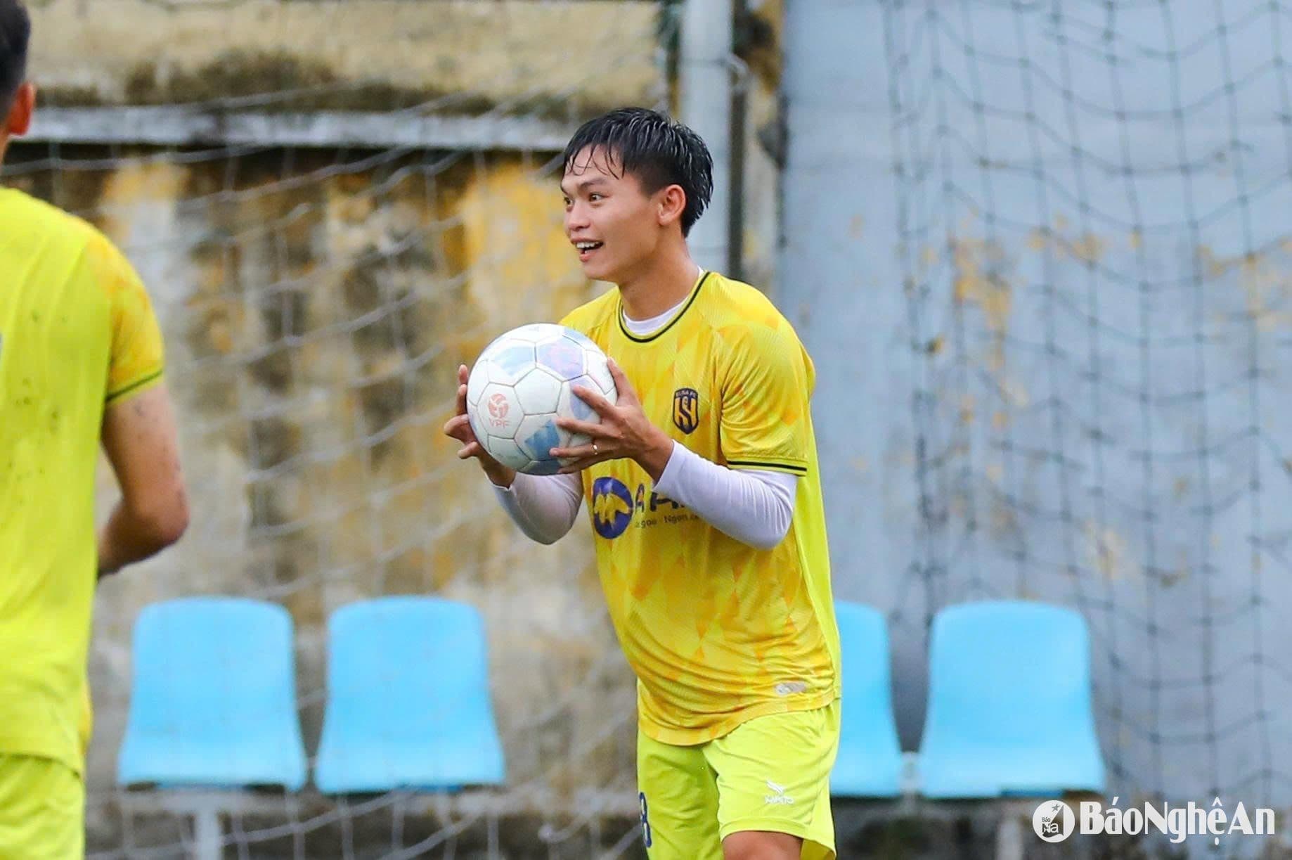 Cầu thủ Sông Lam Nghệ An trong buổi tập luyện, thể hiện nỗ lực trên hành trình chinh phục ngôi vương.