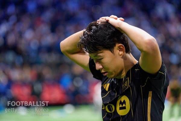 Cầu thủ Son Heung-min của LAFC đang tập trung trên sân cỏ, thể hiện sự quyết tâm trong trận đấu.