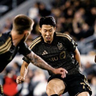 Cầu thủ Son Heung-min của LAFC thể hiện sự tập trung và kỹ năng cá nhân nổi bật trên sân.