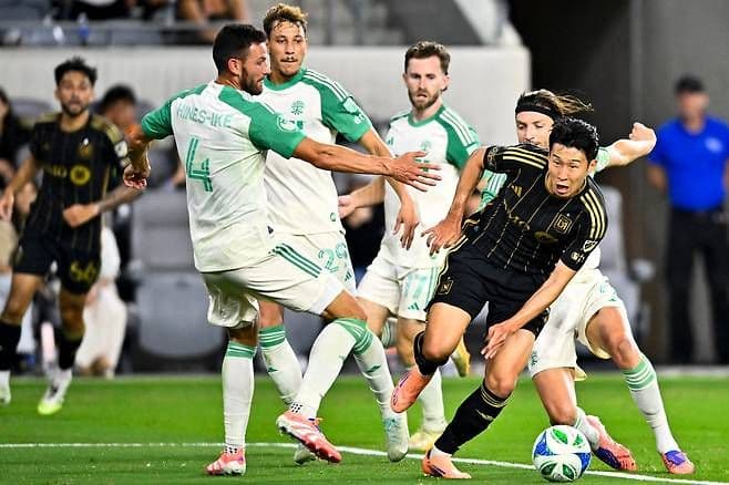 Cầu thủ Son Heung-min của LAFC tranh bóng trong trận đấu playoff MLS