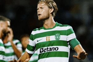 Cầu thủ Sporting CP trên sân, biểu tượng cho trận đấu giữa Sporting CP và Moreirense tại José Alvalade.