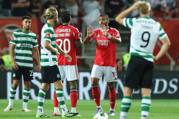 Cầu thủ Sporting CP và Benfica đối đầu căng thẳng trên sân cỏ