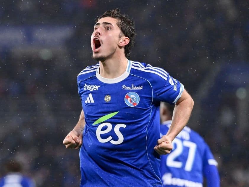 Cầu thủ Strasbourg ăn mừng bàn thắng trong trận đấu Ligue 1