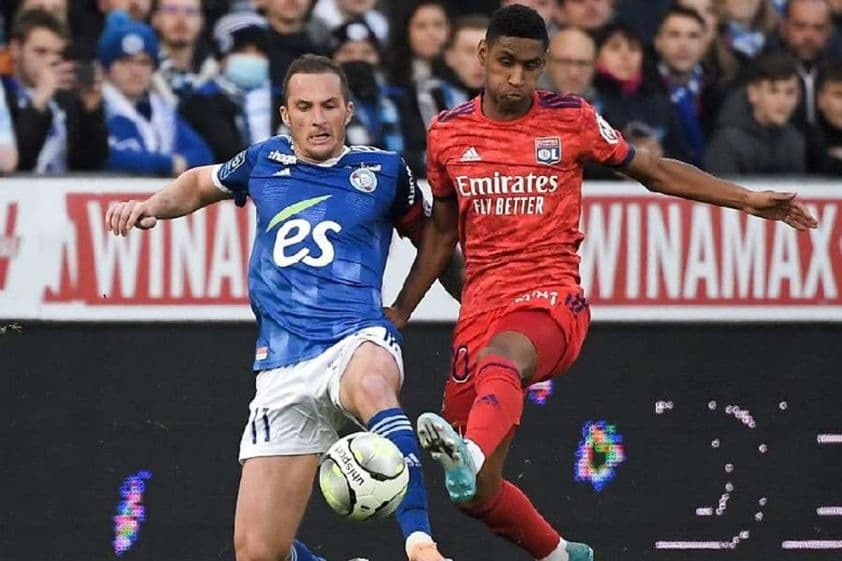 Cầu thủ Strasbourg và Lyon tranh bóng trong trận đấu