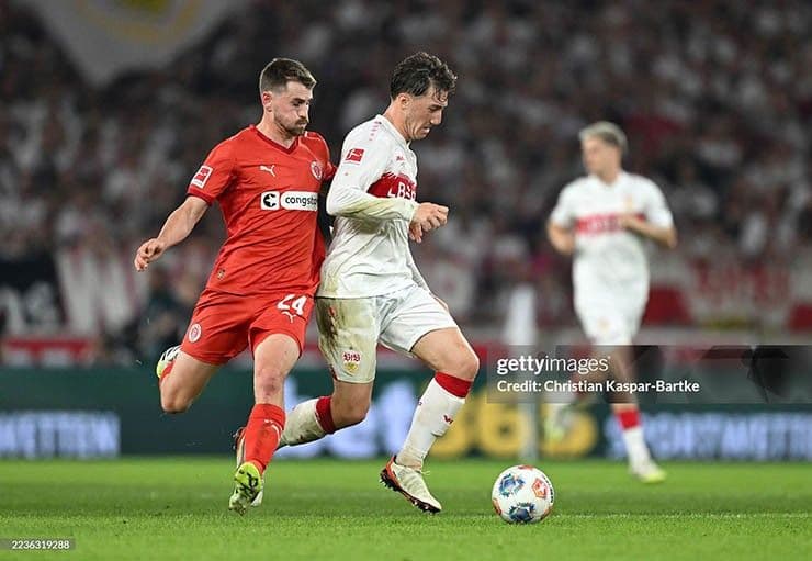 Cầu thủ Stuttgart (áo trắng) tranh bóng với đối thủ St. Pauli trong trận đấu