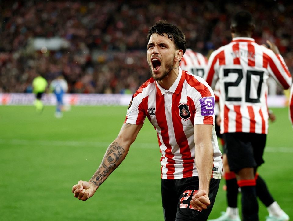 Cầu thủ Sunderland Enzo Le Fee ăn mừng bàn thắng quyết định giúp đội giành chiến thắng lịch sử tại Europa League
