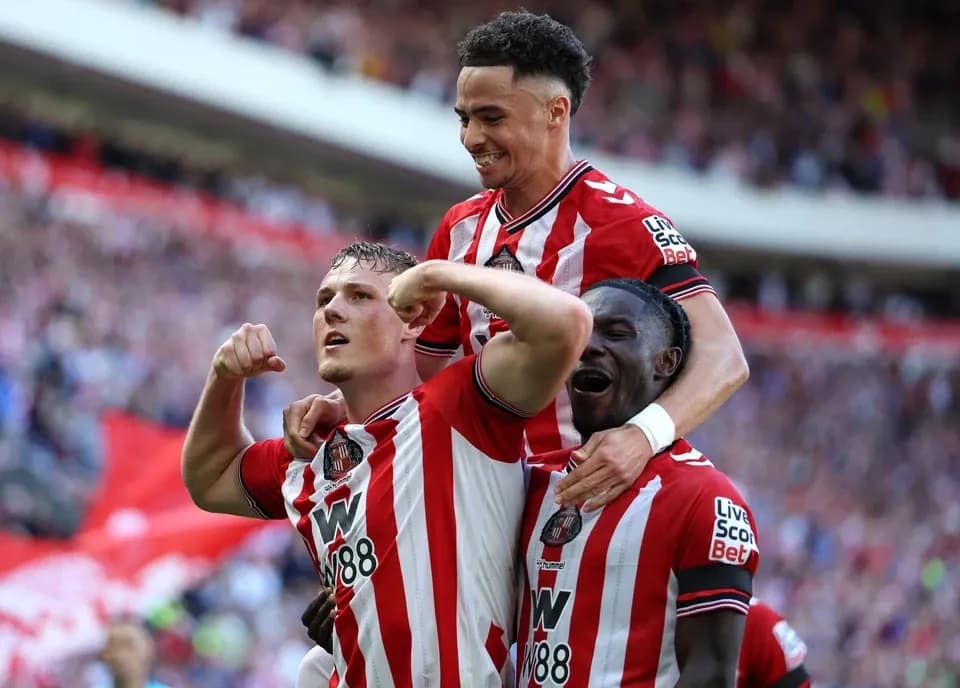 Cầu thủ Sunderland ăn mừng chiến thắng 3-0 trước West Ham trong ngày trở lại Premier League.