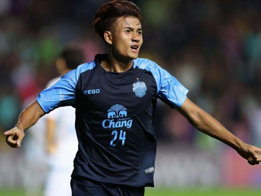 Cầu thủ Suphanat của Buriram United trên sân cỏ