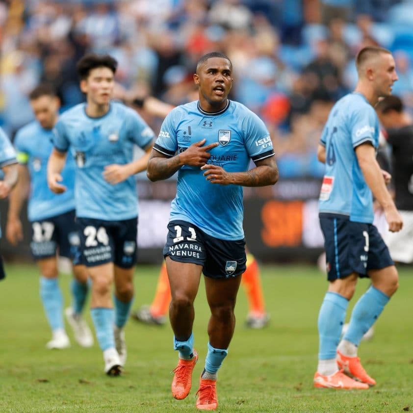 Cầu thủ Sydney FC thi đấu trong một trận đấu Cúp Úc.