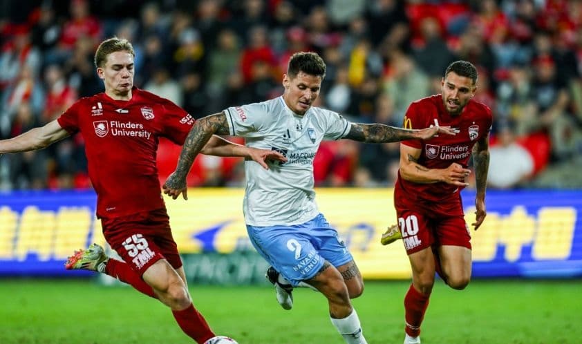 Cầu thủ Sydney FC và Adelaide United tranh bóng trong trận đấu A-League
