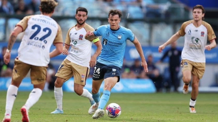 Cầu thủ Sydney FC và Newcastle Jets tranh bóng trong trận đấu A-League