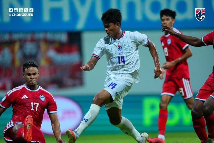 Cầu thủ Teerasak của Thái Lan ghi bàn mở tỷ số trong trận đấu với Singapore, thể hiện triết lý thực dụng của đội tuyển.