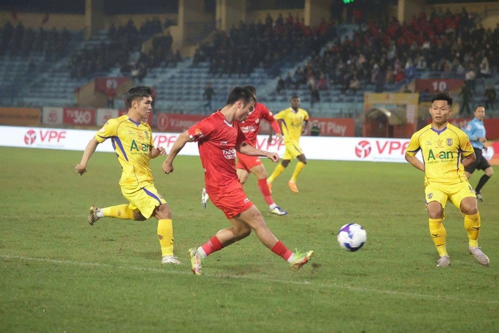 Cầu thủ Thể Công Viettel nỗ lực dứt điểm nhưng không thành công trước SLNA