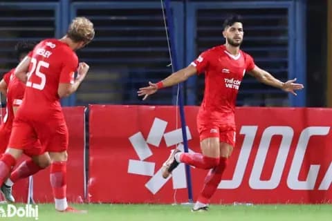 Cầu thủ Thể Công Viettel ăn mừng bàn thắng gỡ hòa, thể hiện tinh thần kiên cường dù bị dẫn trước và thiếu người.