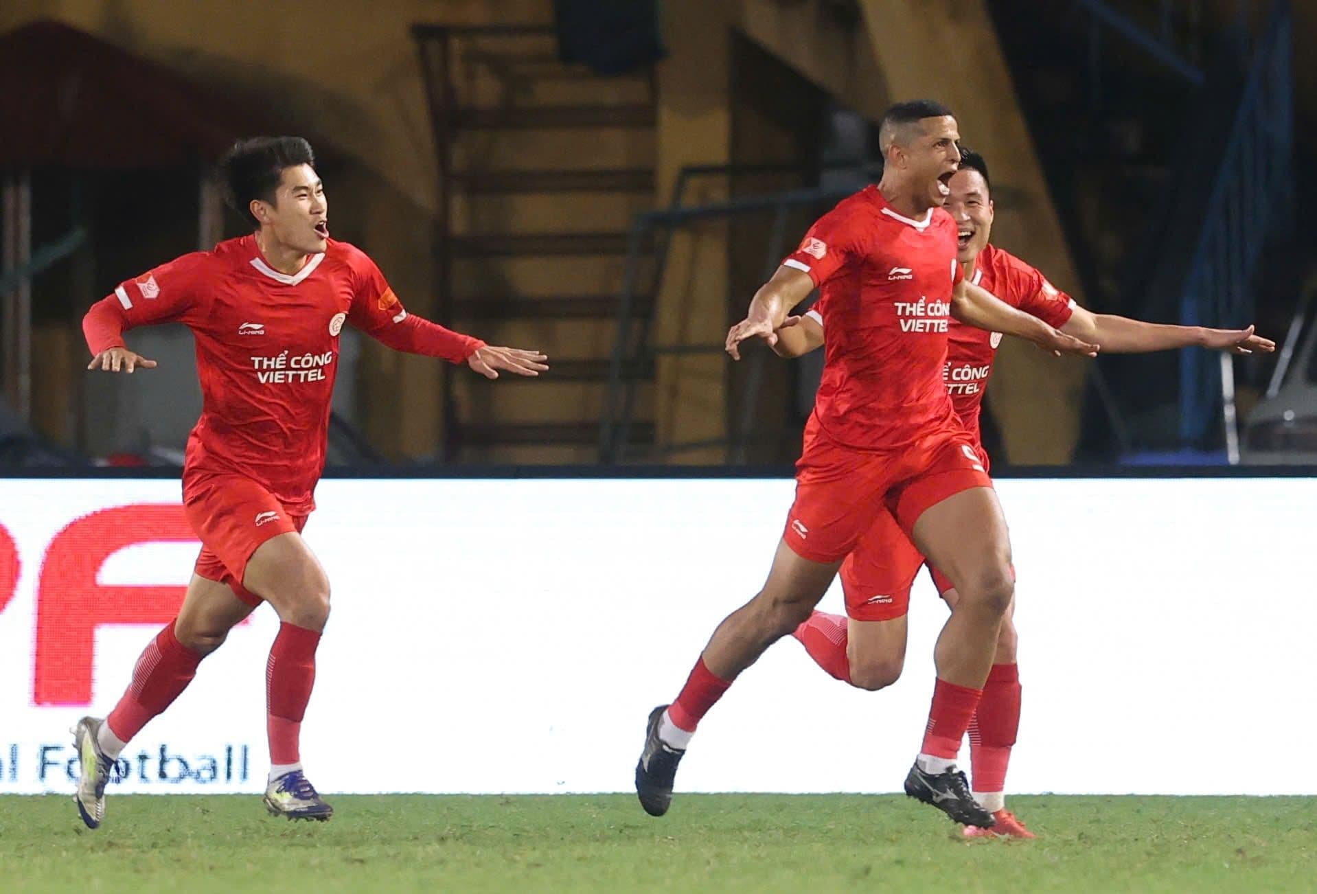 Cầu thủ Thể Công Viettel ăn mừng bàn thắng, thể hiện sức mạnh khó cưỡng trên sân nhà.