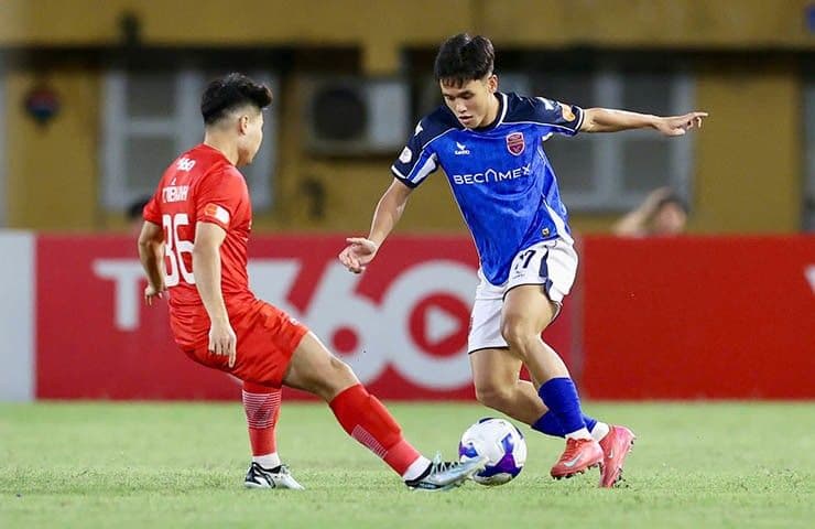 Cầu thủ Thể Công Viettel (áo đỏ) đối đầu với cầu thủ Becamex TP HCM (áo xanh) trong trận đấu căng thẳng.