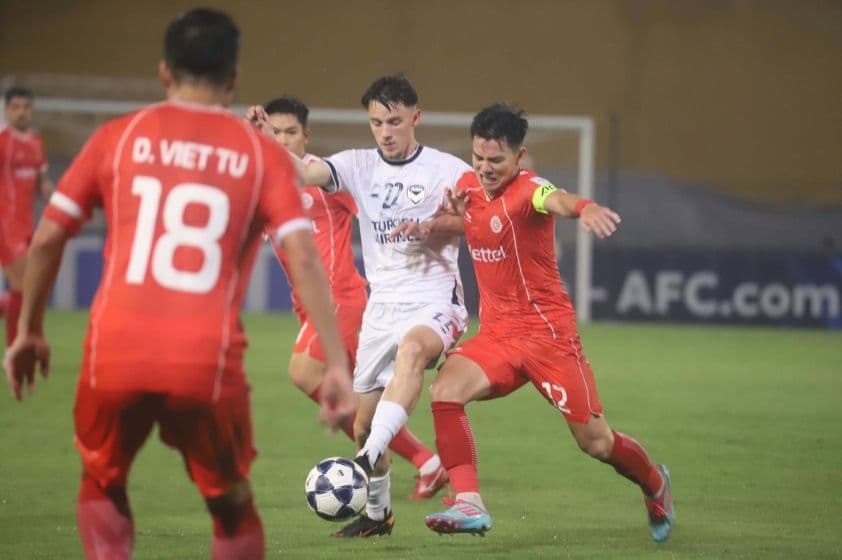 Cầu thủ Thể Công Viettel (áo đỏ) tranh bóng quyết liệt với cầu thủ Melbourne Victory (áo trắng) trong trận hòa 1-1 tại Cúp C2 châu Á