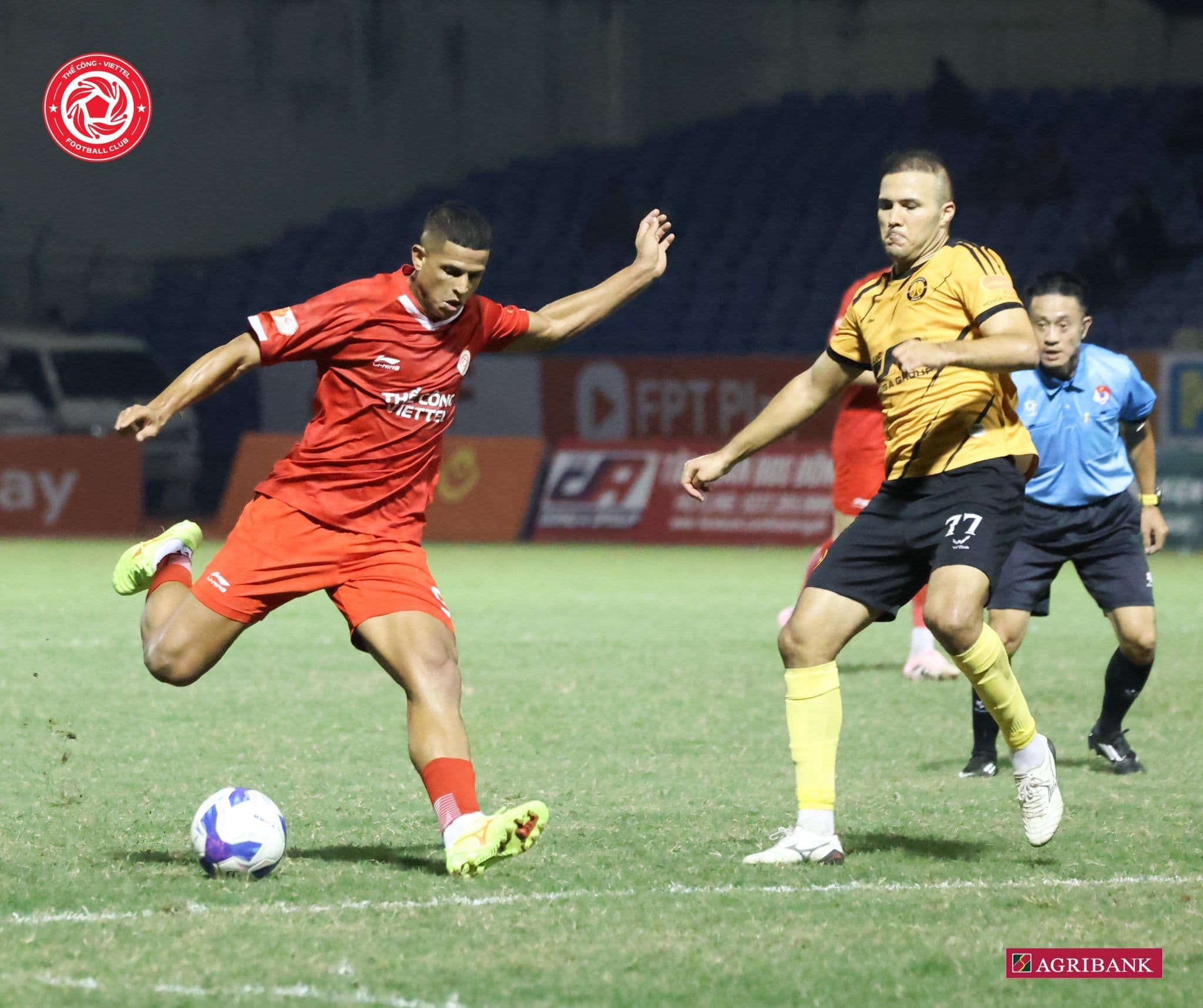 Cầu thủ Thể Công Viettel thực hiện cú sút trong trận đấu với CLB Thanh Hóa.