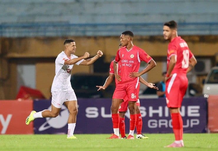 Cầu thủ Thể Công Viettel và Công an Hà Nội phản ứng trong trận derby thủ đô căng thẳng.