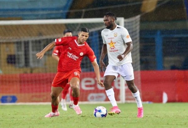 Cầu thủ Thể Công Viettel và Hồng Lĩnh Hà Tĩnh tranh chấp bóng quyết liệt trong trận đấu V-League.