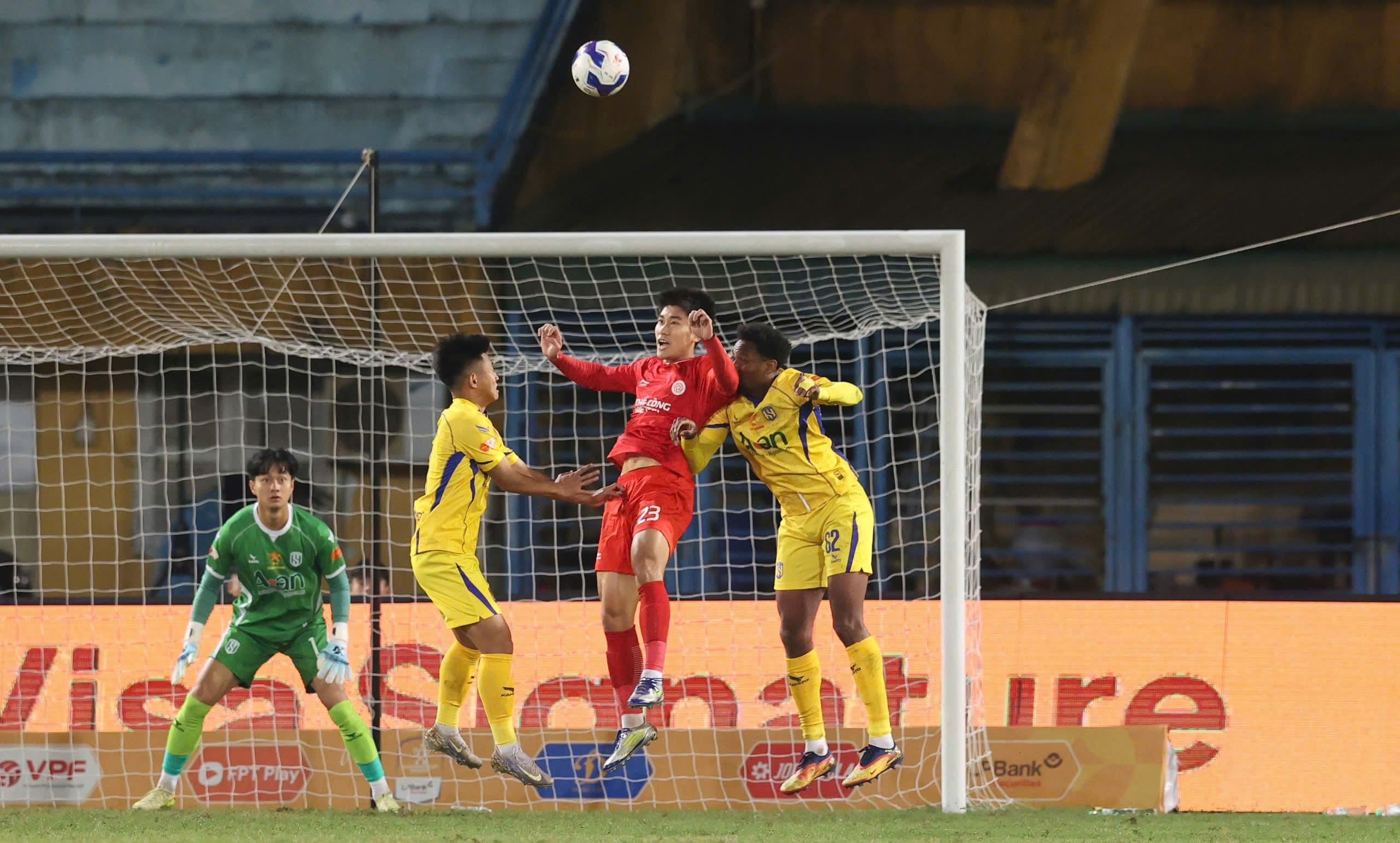 Cầu thủ Thể Công Viettel và SLNA tranh chấp bóng trên không trong trận đấu quyết định tại V.League.