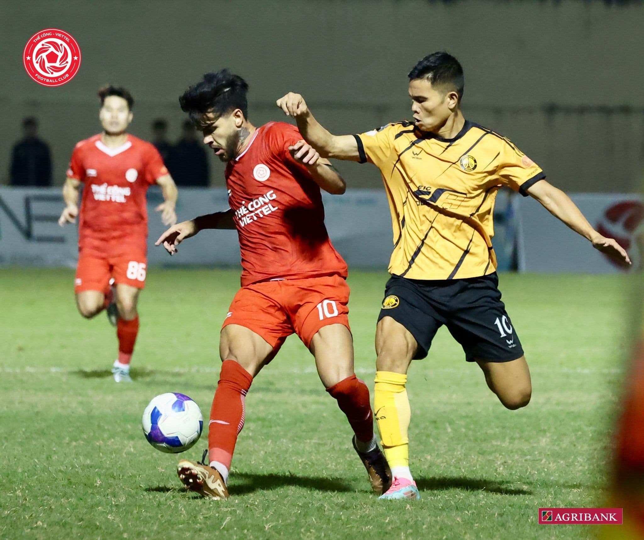 Cầu thủ Thể Công Viettel và Thanh Hóa tranh chấp bóng quyết liệt trên sân.