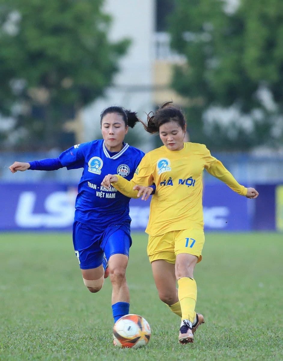Cầu thủ Than KSVN và Hà Nội tranh bóng quyết liệt, minh họa cuộc đua gay cấn giữa các đối thủ.