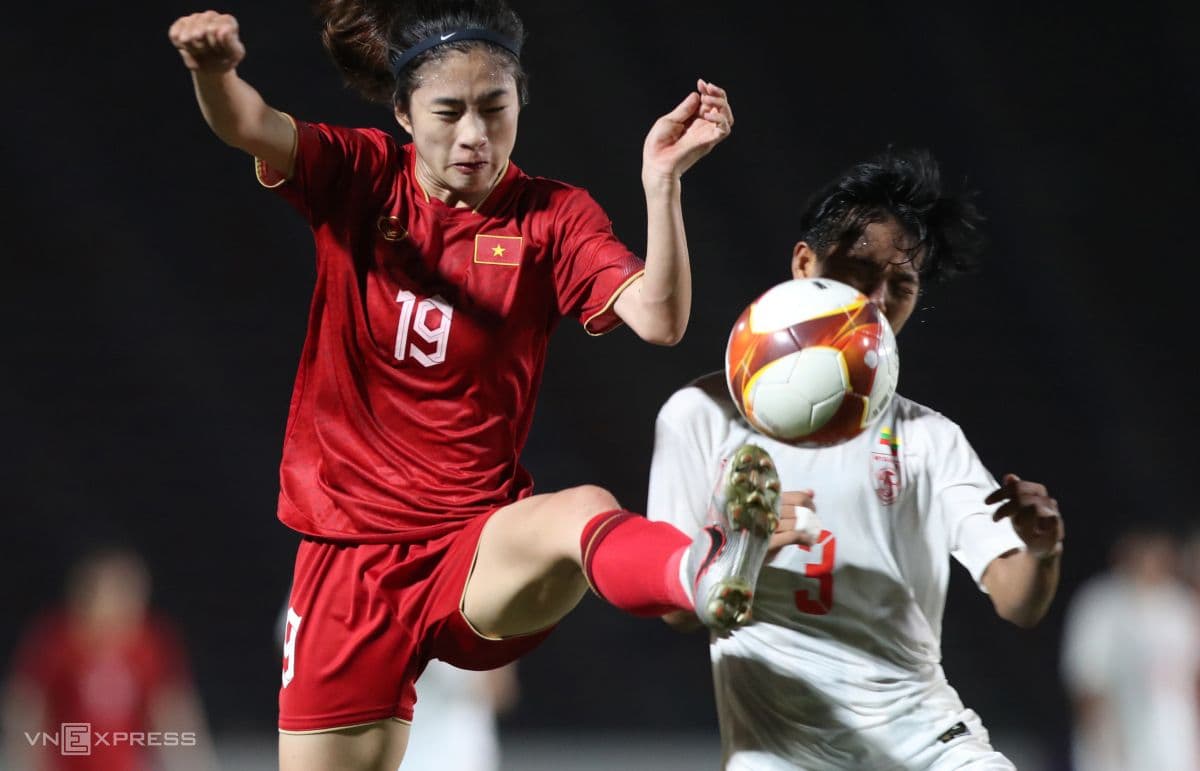 Cầu thủ Thanh Nhã của đội tuyển nữ Việt Nam trong trận đấu, thể hiện tiềm năng và chiến lược thử nghiệm đội hình.
