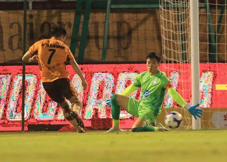 Cầu thủ Thanh Nhân của HAGL sút bóng ghi bàn gỡ hòa, khẳng định bản lĩnh 'tái sinh' của đội bóng Phố Núi.
