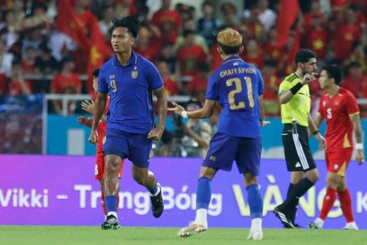 Cầu thủ Thái Lan ăn mừng bàn thắng, biểu tượng cho giai đoạn thống trị của họ.