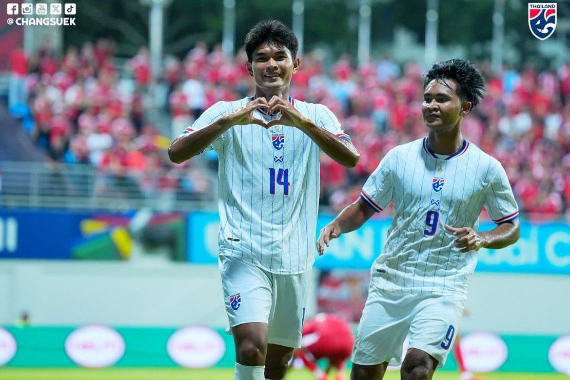 Cầu thủ Thái Lan số 14 Teerasak Puangchan ăn mừng bàn thắng vào lưới Singapore tại sân Jalan Besar.