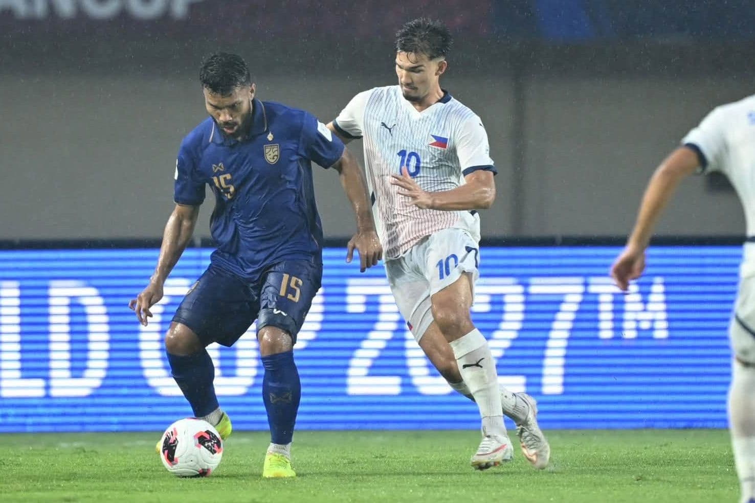 Cầu thủ Thái Lan và Philippines tranh bóng dưới mưa trong trận đấu FIFA ASEAN Cup.