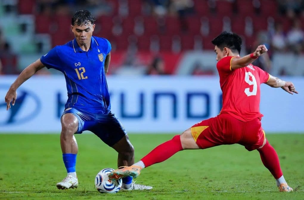 Cầu thủ Thái Lan và Việt Nam tranh bóng trong trận chung kết ASEAN Cup.