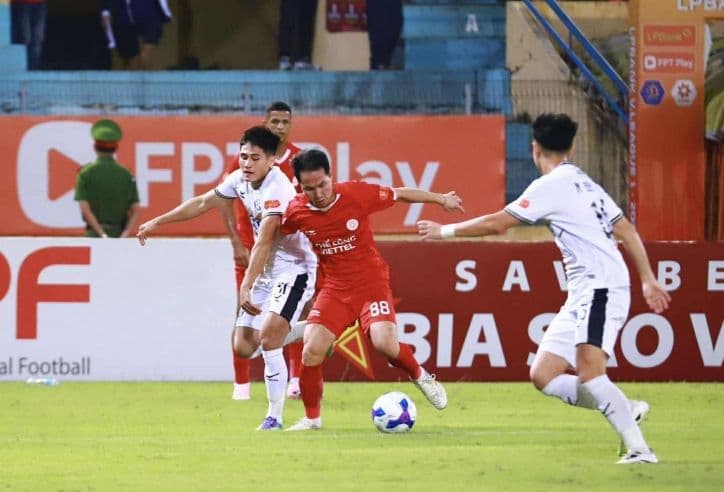 Cầu thủ thi đấu trên sân, thể hiện tác động toàn diện của AFC Champions League đến sự phát triển bóng đá châu lục.