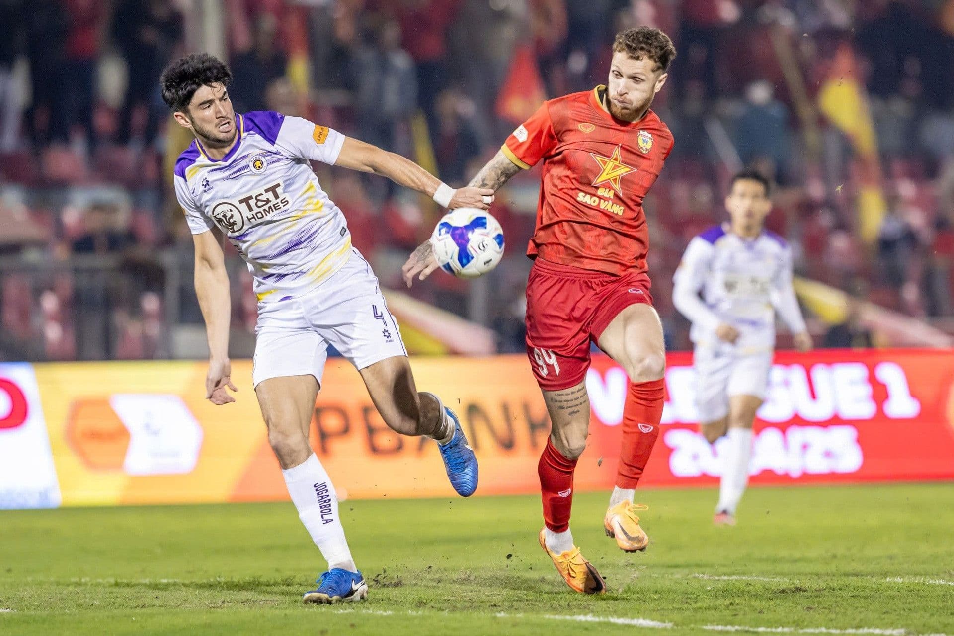 Cầu thủ thi đấu trên sân, tượng trưng cho sự phát triển bóng đá khu vực.