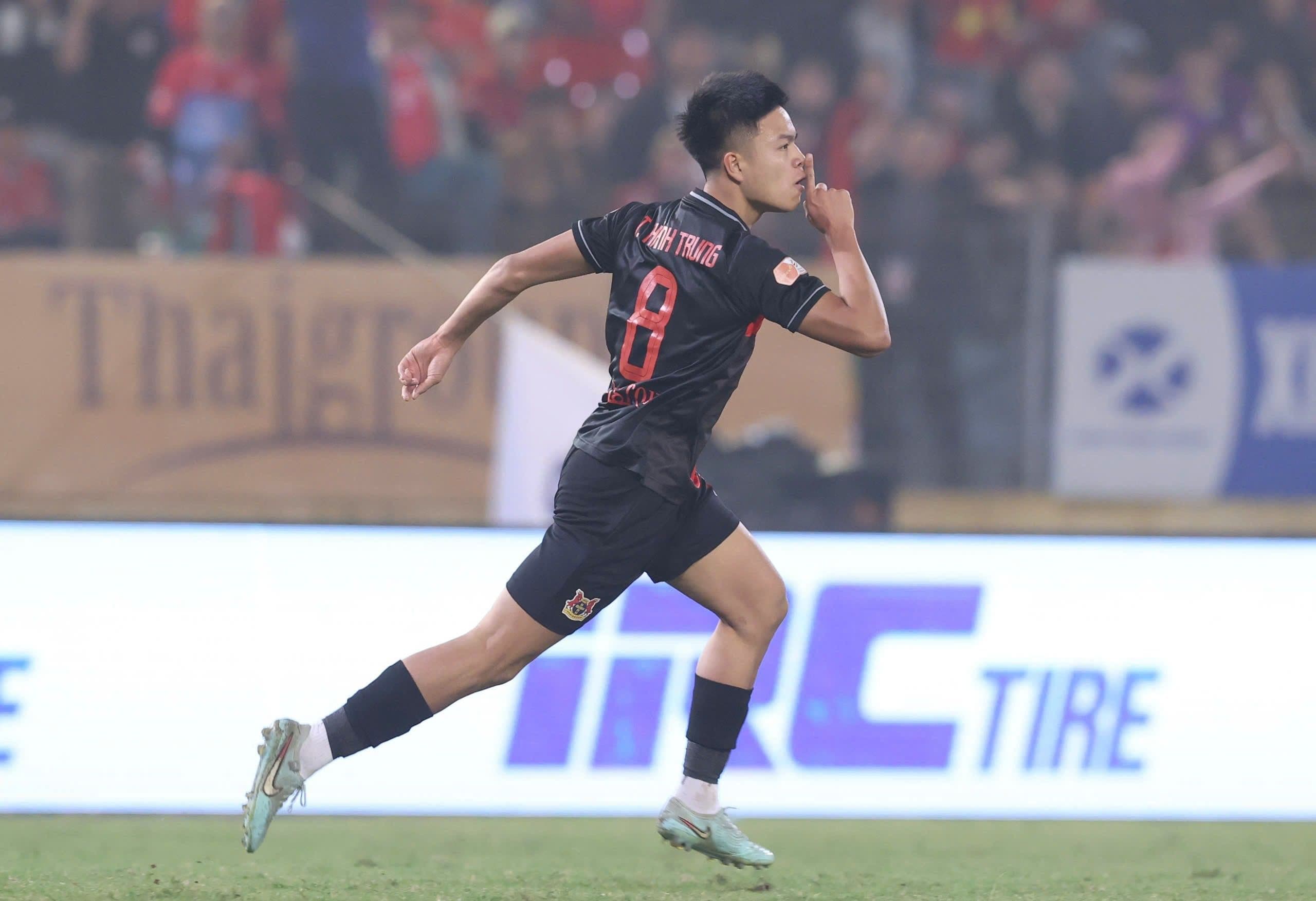 Cầu thủ Thành Trung của Ninh Bình ăn mừng bàn thắng tại sân Hàng Đẫy trong trận đấu với Công an Hà Nội.