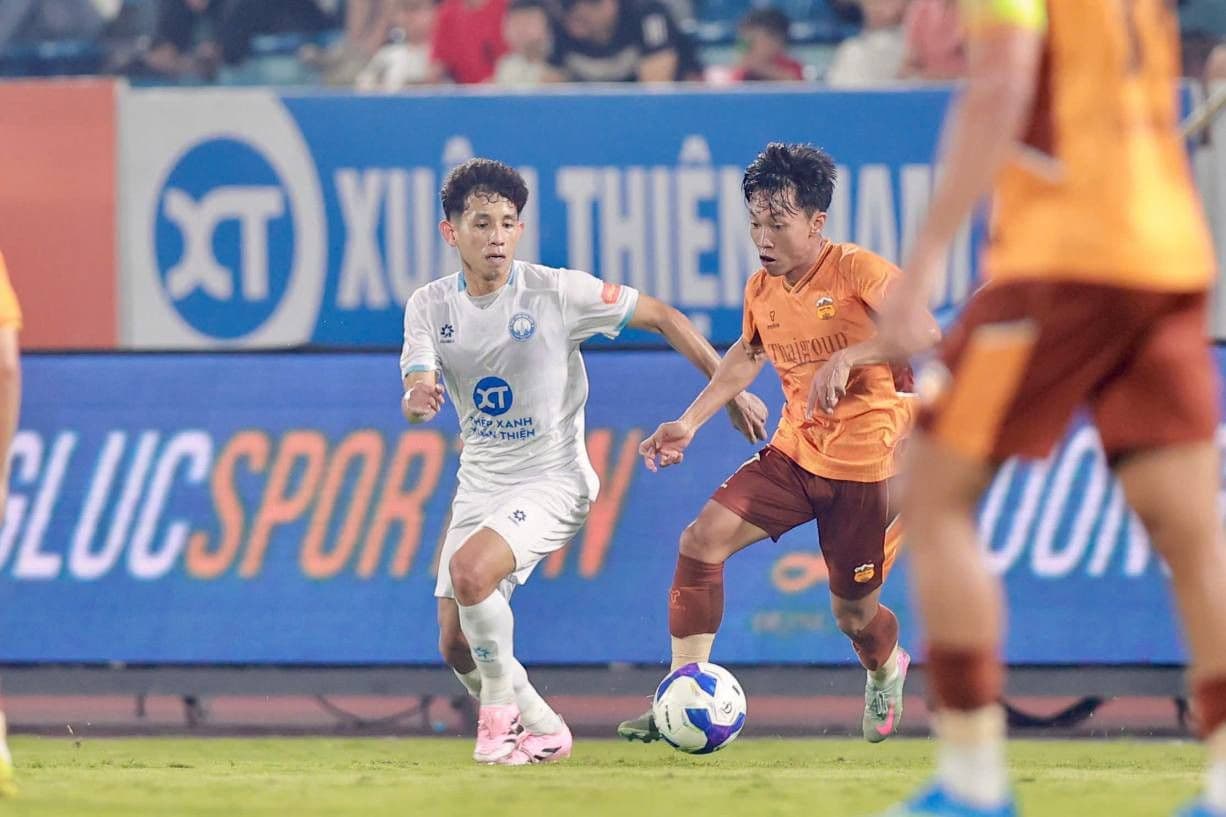 Cầu thủ Thép Xanh Nam Định đối đầu Hoàng Anh Gia Lai trên sân cỏ
