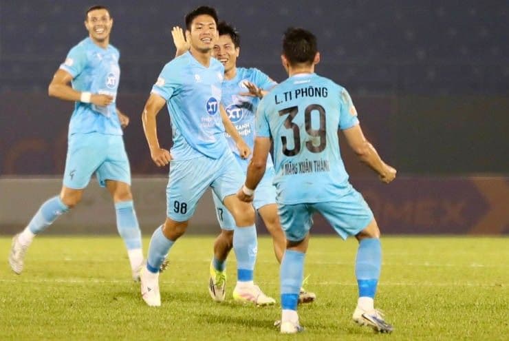 Cầu thủ Thép Xanh Nam Định ăn mừng bàn gỡ hòa trong trận đấu V.League đầy thử thách