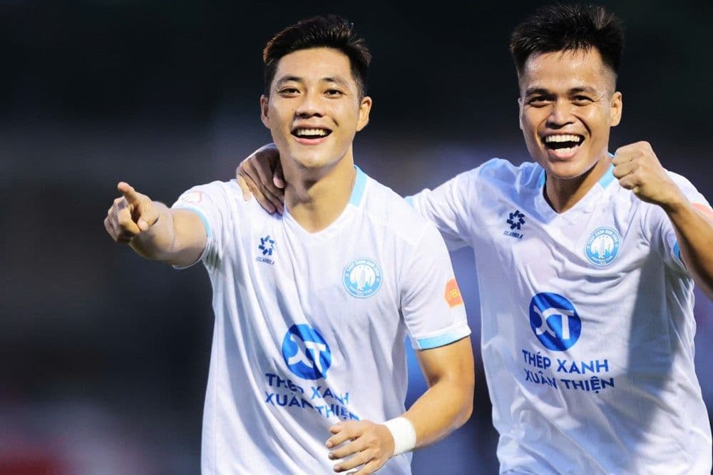 Cầu thủ Thép Xanh Nam Định ăn mừng bàn thắng mở tỷ số.