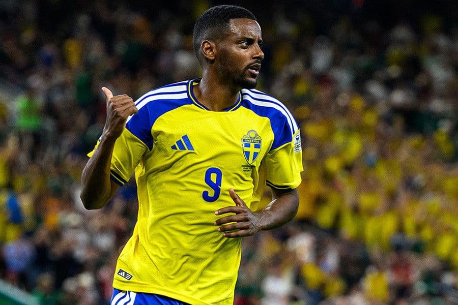 Cầu thủ Thụy Điển Alexander Isak trên sân cỏ trong trận đấu với Tunisia.