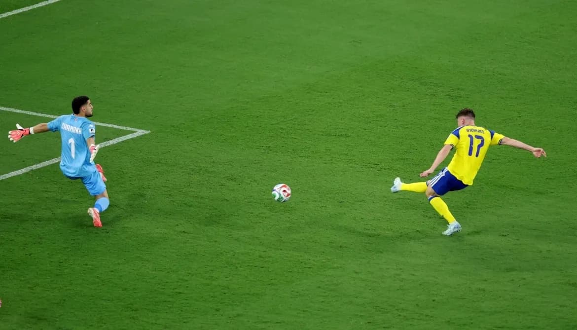 Cầu thủ Thụy Điển dứt điểm về phía khung thành Tunisia, mở ra chiến thắng áp đảo 5-1.