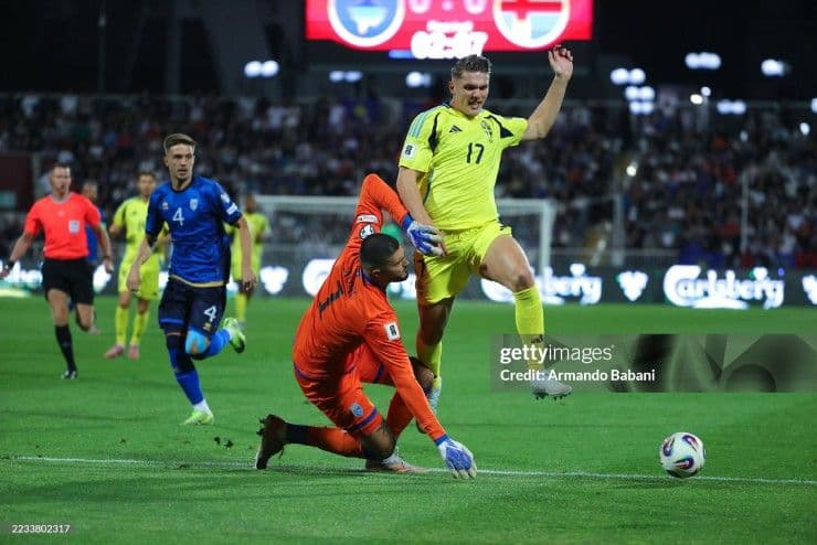 Cầu thủ Thụy Điển đối mặt thủ môn Kosovo trong trận đấu vòng loại World Cup