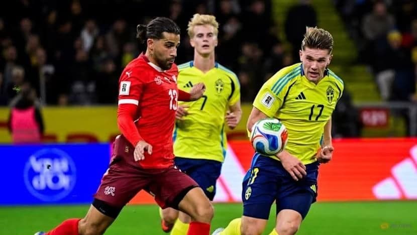 Cầu thủ Thụy Sĩ và Thụy Điển tranh bóng trong trận đấu quyết định vòng loại World Cup 2026.