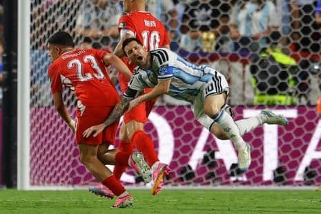 Cầu thủ Thụy Sĩ Zeki Amdouni phạm lỗi với Lionel Messi của Argentina trong một trận đấu bóng đá, tình huống có thể bị VAR xem xét.