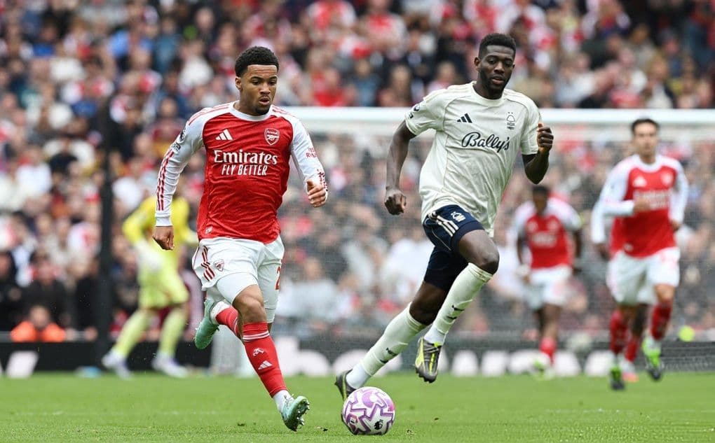 Cầu thủ tân binh Noni Madueke của Arsenal trong pha tranh bóng với đối thủ Nottingham Forest, thể hiện sự nỗ lực vượt khó.