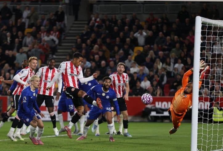 Cầu thủ tấn công dứt điểm về phía khung thành trong một trận đấu bóng đá.